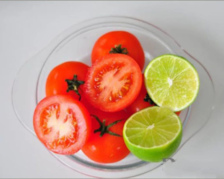 cách trị mụn tại nhà bằng cà chua an toàn