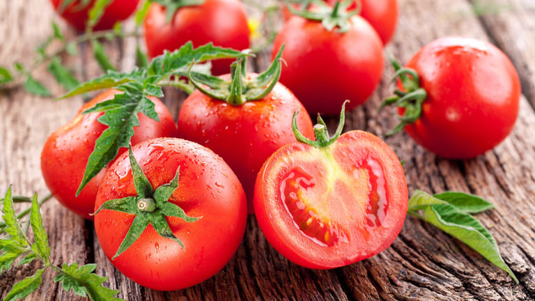 cách trị mụn tại nhà bằng cà chua