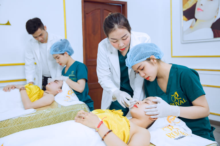 trị mụn đỏ 2 bên má 